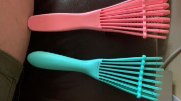 Quelle brosse pour cheveux épais et bouclés ?