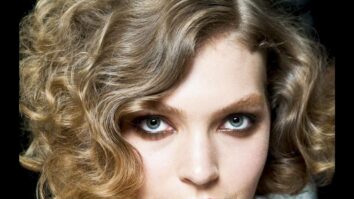 Quelle coiffure faire avec des cheveux frisés ?
