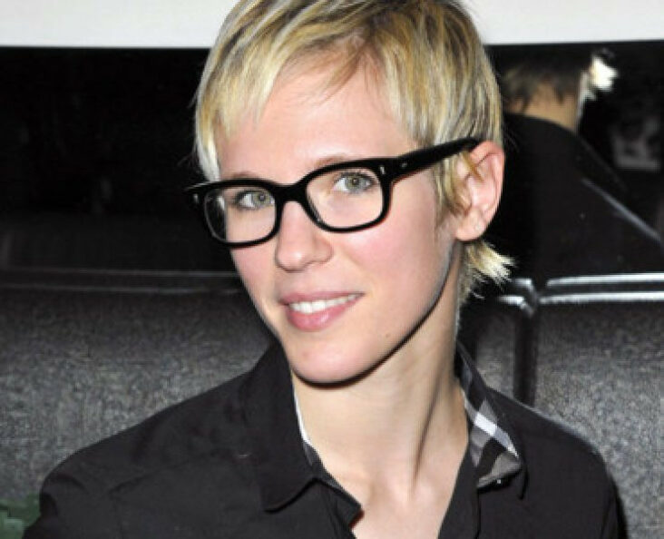 Quelle coiffure femme 60 ans avec lunettes ?