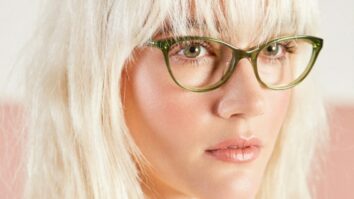 Quelle couleur de monture de lunettes avec des cheveux blancs ?