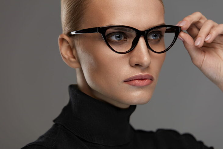 Quelle coupe de cheveux choisir quand on a des lunettes ?