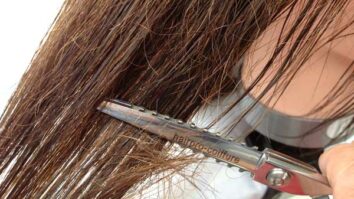 Quelle différence couper les cheveux au rasoir ou ciseaux ?