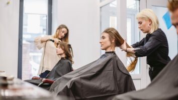 Quelle différence entre un coiffeur et un coiffeur visagiste ?