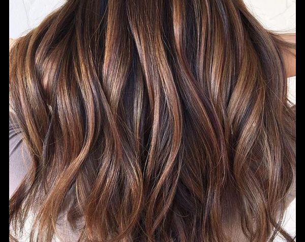 Quelle est la couleur de cheveux qui amincit le visage ?