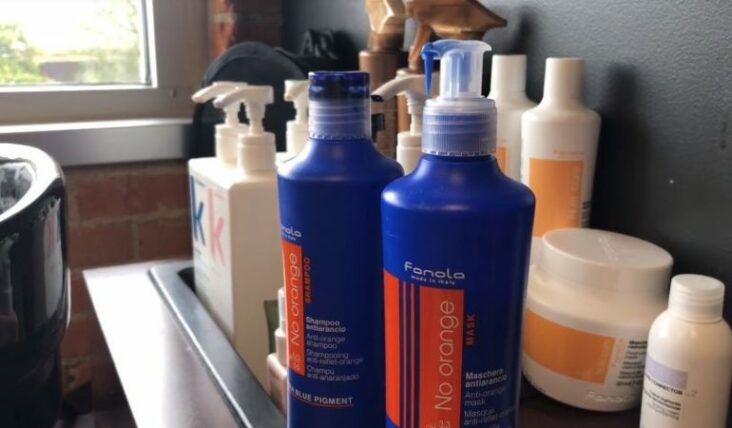 Quelle est la différence entre un shampoing bleu et un shampoing violet ?