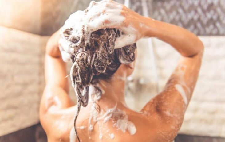 Quelles sont les conséquences de se laver les cheveux tous les jours ?