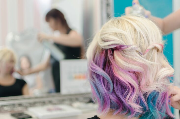 Qui transmet la couleur des cheveux ?