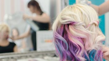 Qui transmet la couleur des cheveux ?