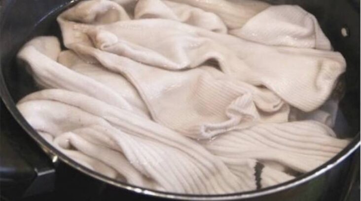 Comment faire bouillir des chaussettes blanches ?