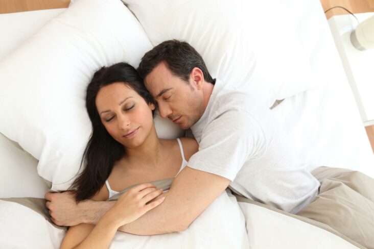 Est-ce bien de dormir avec un chignon ?