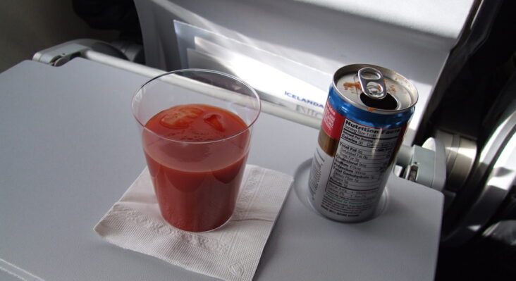 Pourquoi les gens boivent du jus de tomate dans l'avion ?