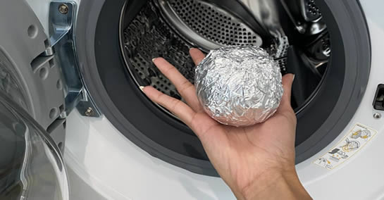Pourquoi mettre une boule de papier alu dans la machine à laver ?