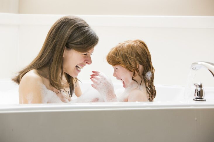 Quand arrêter de prendre bain avec enfant ?